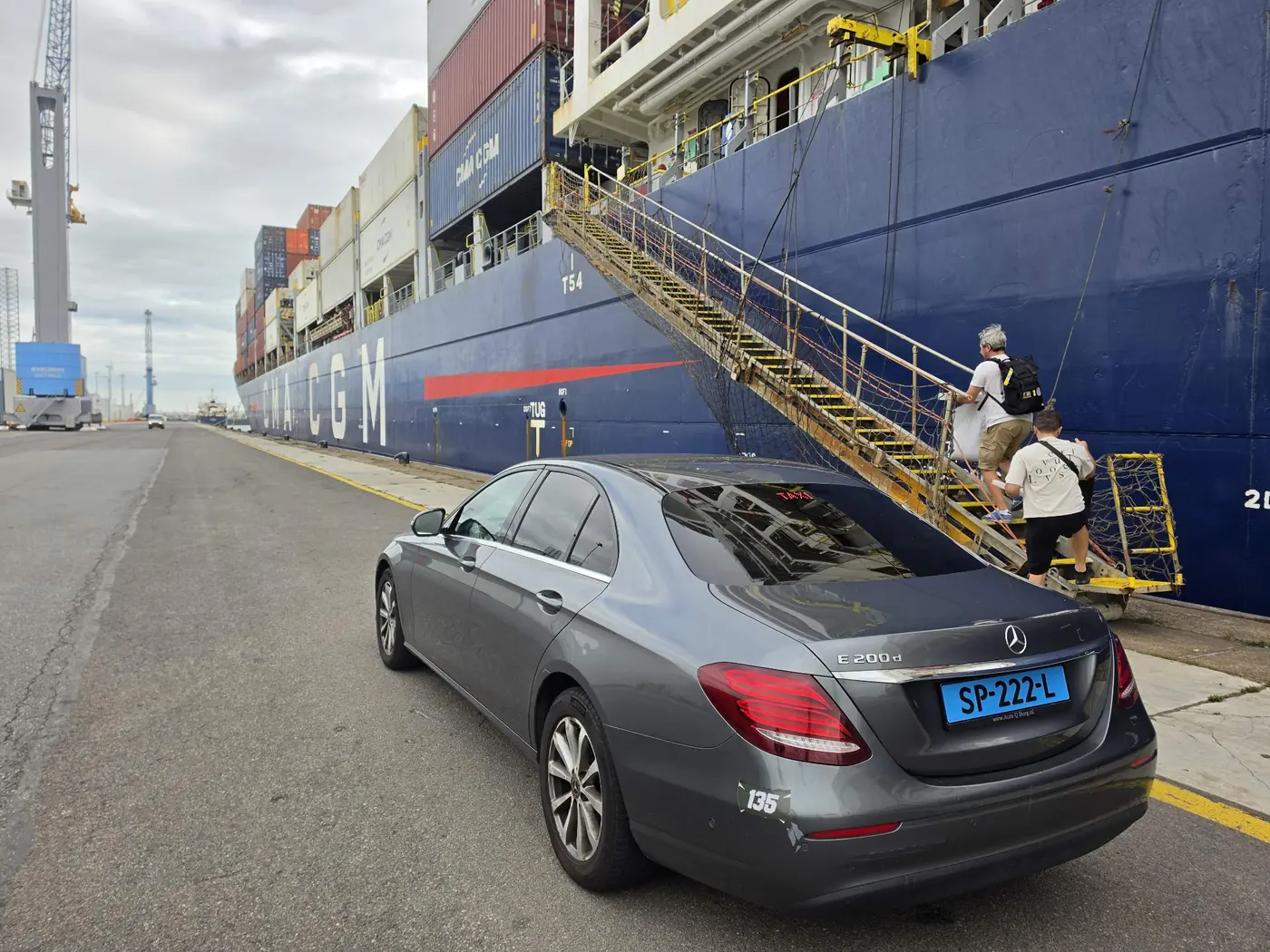 Taxi Cozy Mercedes E-Class bij een zeeschip in de haven van Vlissingen