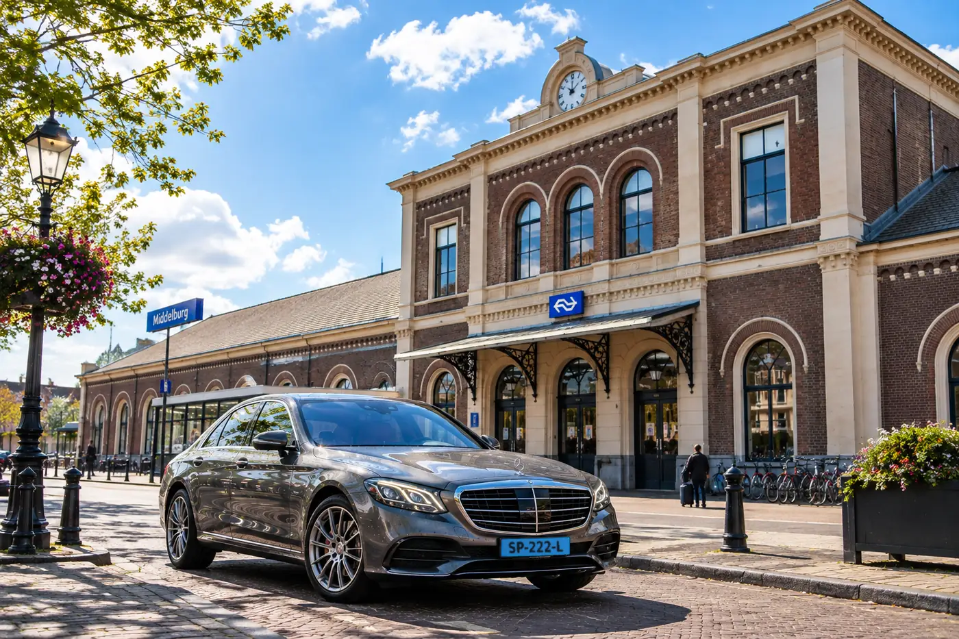 Taxi Cozy Mercedes E-Class bij station Middelburg