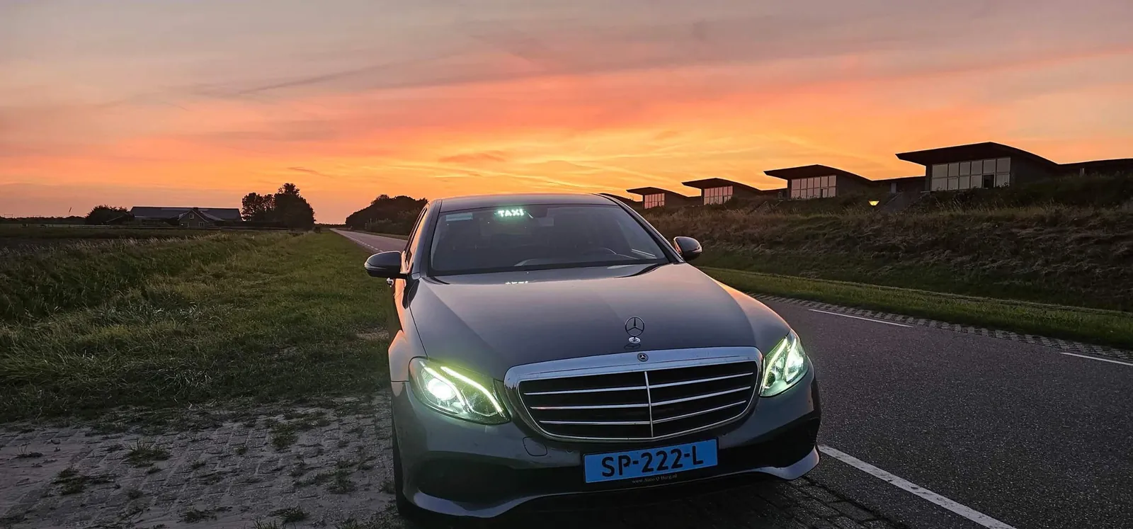 Taxi Cozy Mercedes E-Class bij zonsondergang aan het Veerse Meer bij Arnemuiden